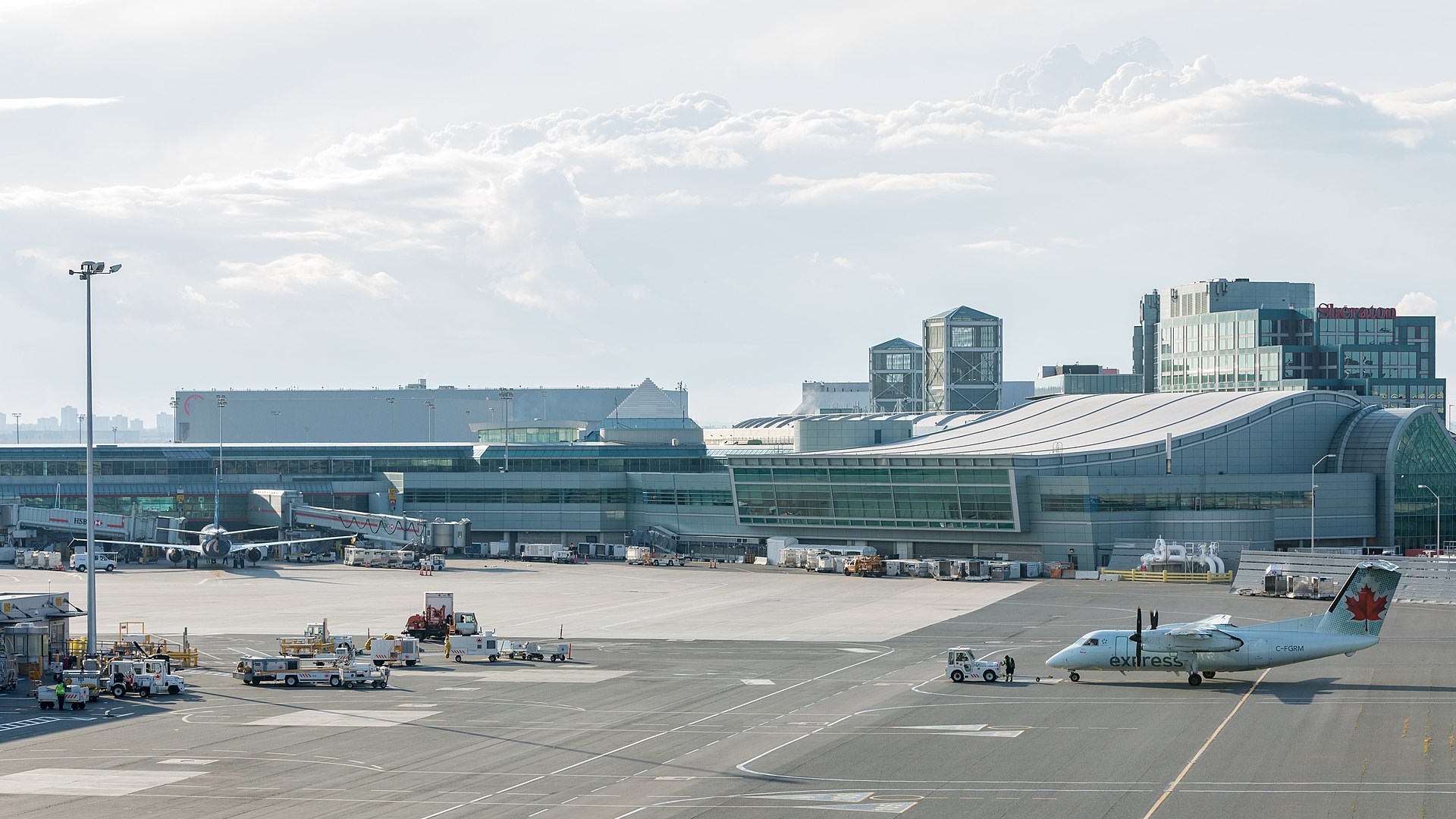 1920px-MJK46760_Toronto_Pearson_Terminal_3